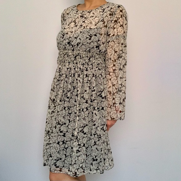 Flowy Floral Sun Dress Flare Empire Waist Bell Sleeves in Light Grey, Black (M) - Picture 2 of 5
